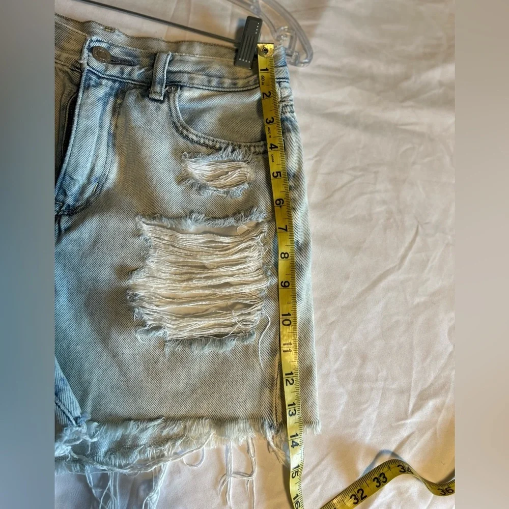 American Eagle Distressed Light Wash Denim Shorts – Size 2